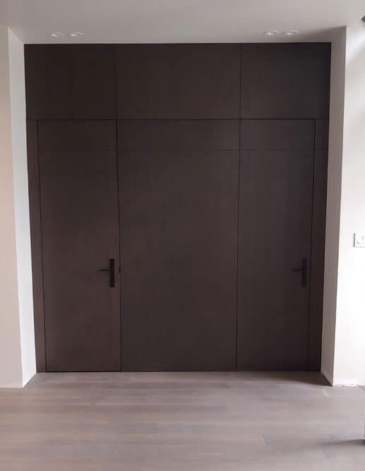 Portes Intérieures avec habillage mural chêne blanc rift cut et poignée levier helios avec rosette stretto modern rectangular noires emtek
