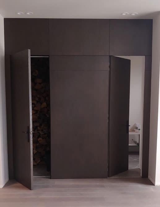Portes Intérieures avec habillage mural chêne blanc rift cut et poignée levier helios avec rosette stretto modern rectangular noires emtek