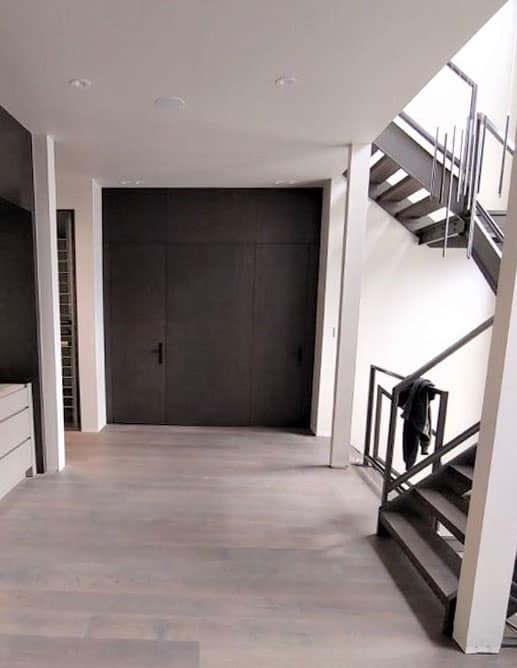 Portes Intérieures avec habillage mural chêne blanc rift cut et poignée levier helios avec rosette stretto modern rectangular noires emtek