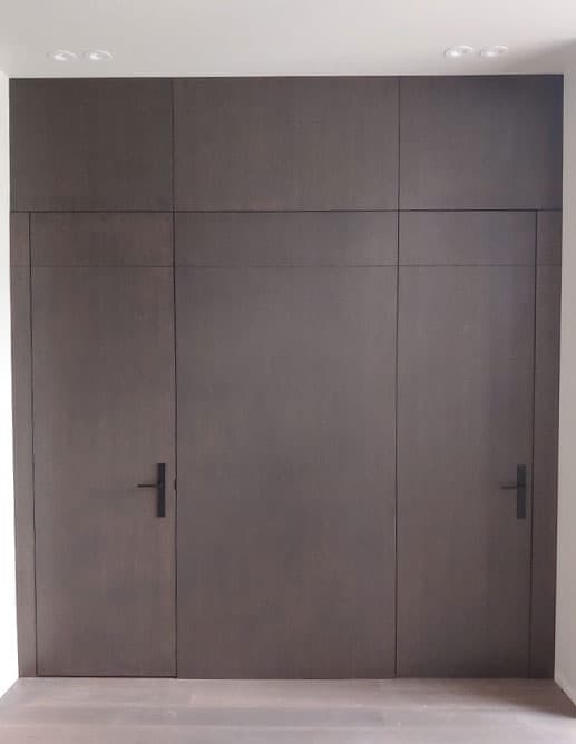 Portes Intérieures avec habillage mural chêne blanc rift cut et poignée levier helios avec rosette stretto modern rectangular noires emtek