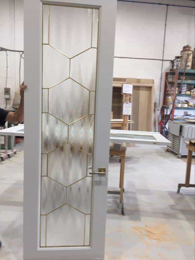 Porte Intérieure Bois Massif à Peinturer Moulurations standard 5/8’’ et 1 verre décoratif (18 Verres Chinchilla 3mm avec Carrelage Tige Laiton Soudé) Cadre Standard ¾’’ avec stopper.