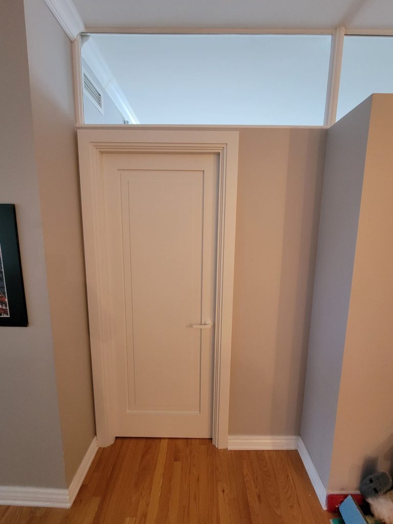 Porte Intérieur en bois massif à peinturer modèle 20100 1 panneau ravalé custom sans moulure shaker deux côtés. cadre fusion avec moulures de finition custom. Colombo Poignée levier Robocinque mortaise magnétique blanc. pentures dissimulés ajustables 3D